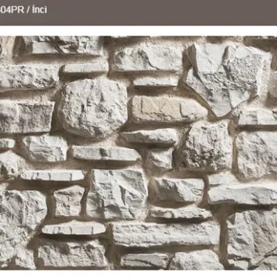 Rupe İnci; mekanları geniş gösteren, aydınlık ve doğal taş dokusu.