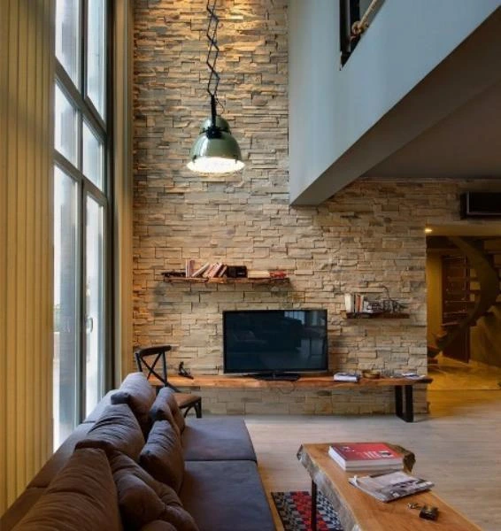 Dekoratifstone ile tamamlanmış şık bir TV arkası projesi.